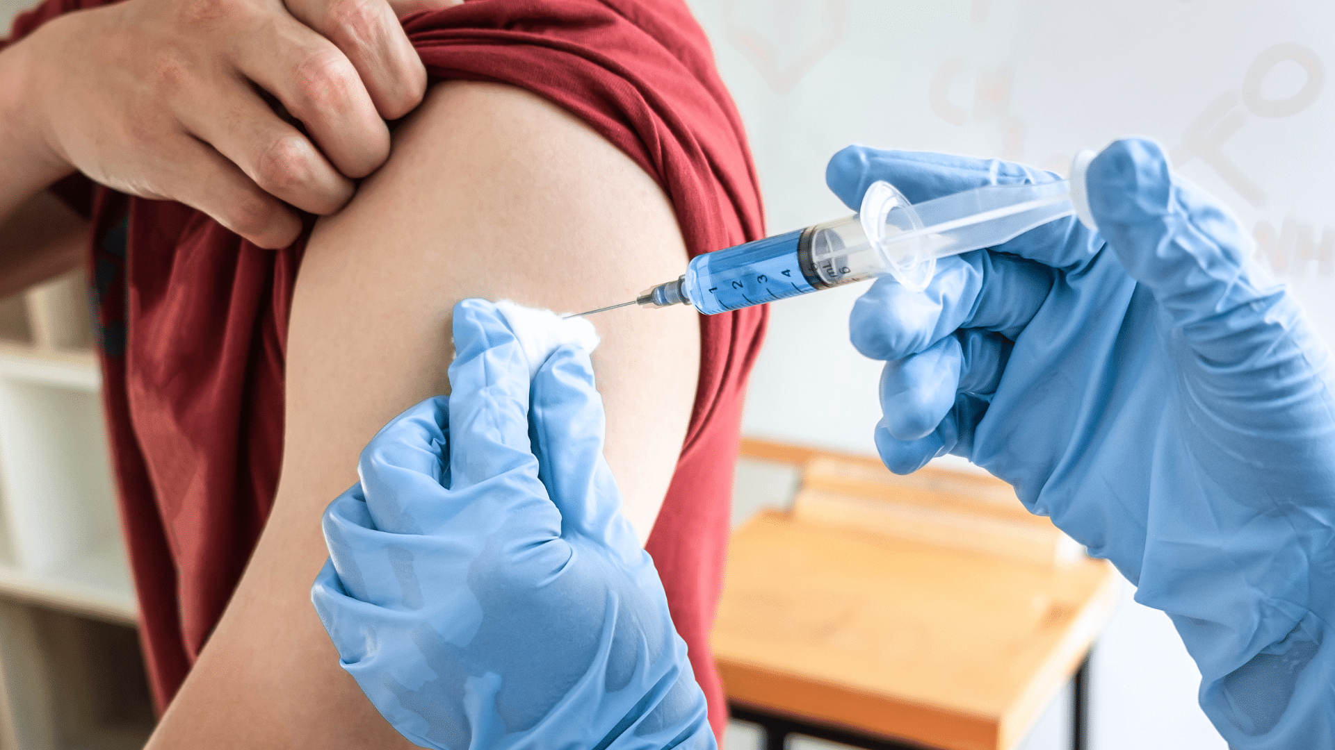 Barn får TBE-vaccination i Sigtuna – Liberalerna vill göra den gratis