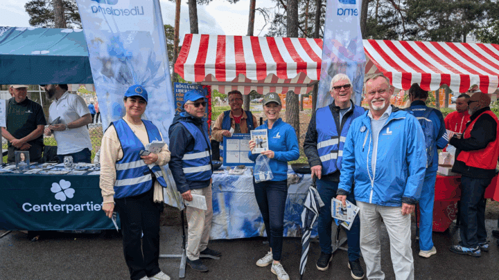 Liberalernas tält på höstmarknad i Valsta 2025 med samtal om trygghet och skola