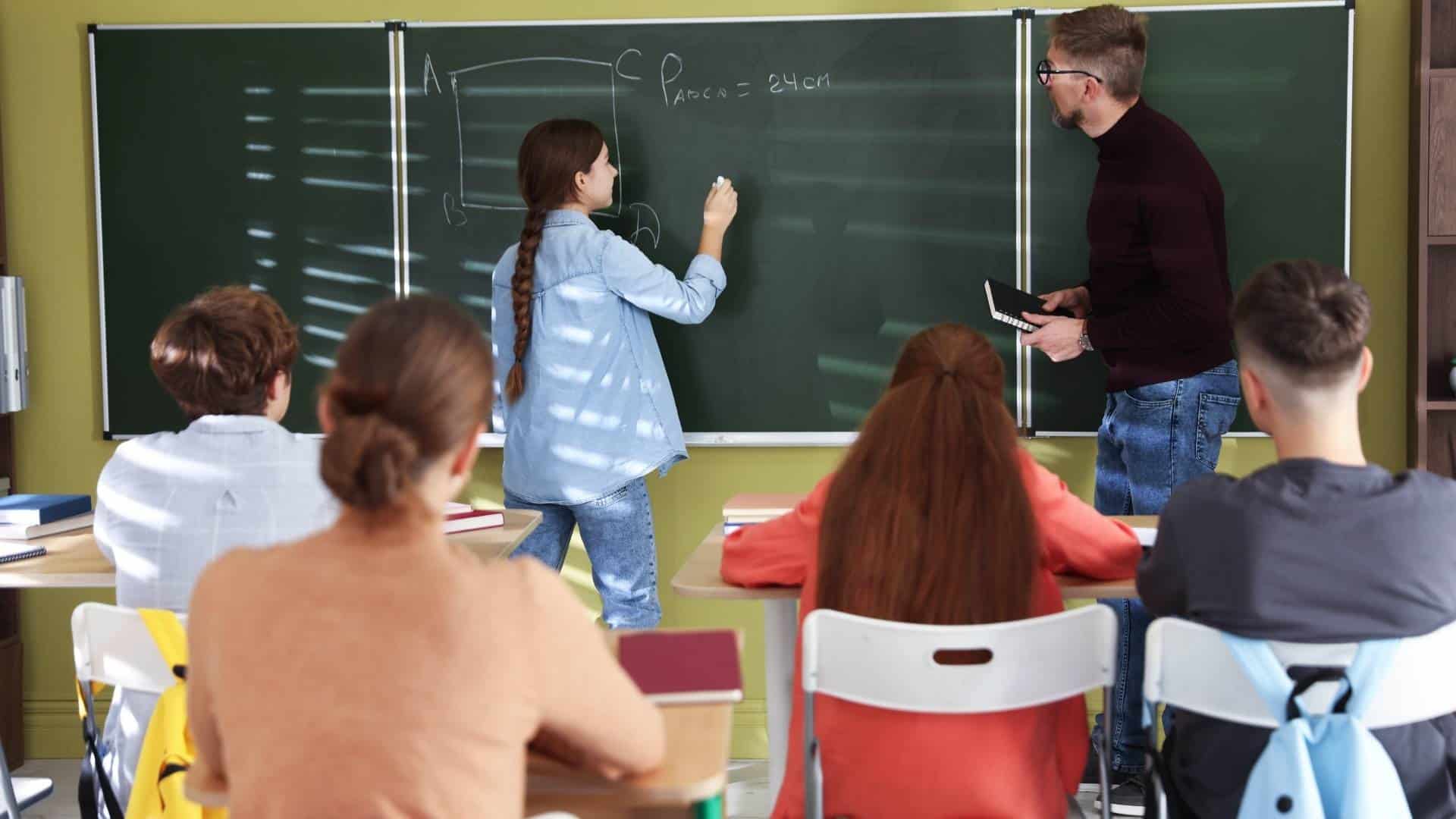 Tvålärarsystem i klassrum för bättre studiero och lärande